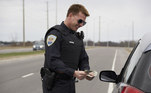 Homem pagando suborno para policial; multa