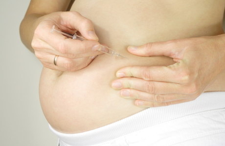 Diabetes gestacional pode levar mãe a ter de usar insulina durante a gravidez