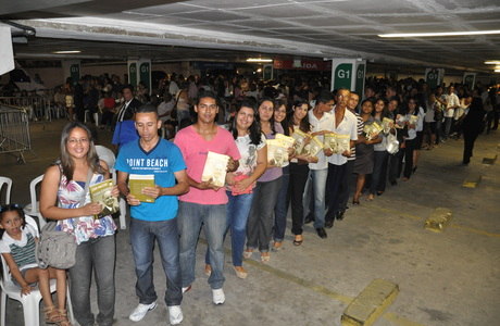 Estrelas da Record prestigiam lançamento de biografia do bispo Edir Macedo