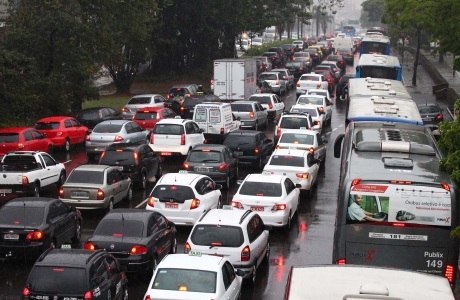 Trânsito na avenida Washington Luis, na zona sul de São Paulo, nesta segunda-feira (12), em frente ao aeroporto de Congonhas