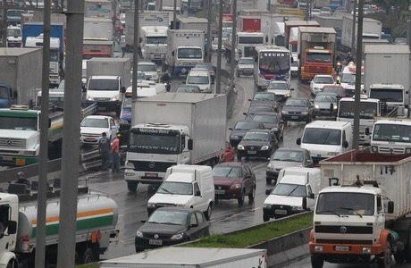 Marginal Tietê tinha 21 km de congestionamento por volta das 13h30