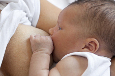 As mães não devem deixar de alimentar os filhos fenilcetonúricos