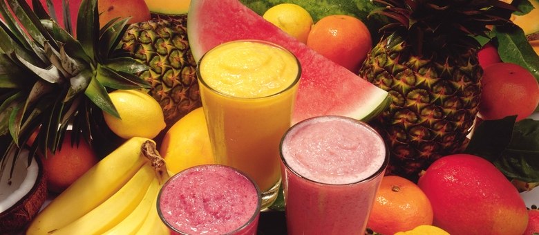 Durante o café da manhã é importante comer frutas, como mamão papaia e tomar suco de laranja