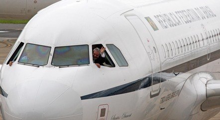 O presidente Lula dentro da aeronave presidencial