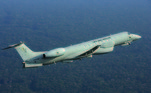 A aeronáutica usa uma aeronave Embraer 145 como a da foto como avião de apoio sob a denominação C-99