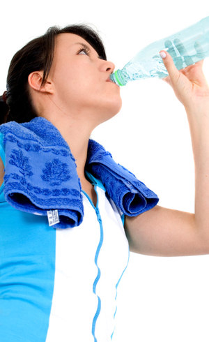 É importante não esperar sentir sede para beber água, diz especialista
