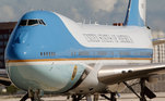 O Força Aérea 1 é conhecido por ser a fortaleza aérea do presidente dos EUA. O modelo 747 tem autonomia maior do que o VC-1, da Presidência do Brasil. Isto quer dizer que o avião da Boeing consegue atingir maiores distâncias de voo sem precisar parar para reabastecer