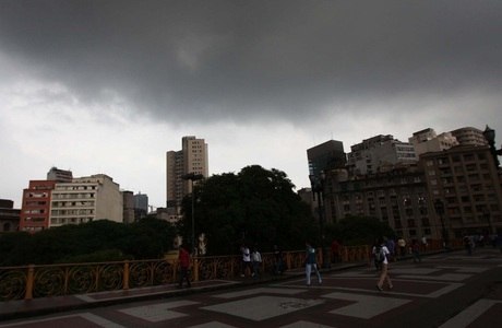 Frente fria chega, deixa céu cinza e muda o cenário de São Paulo - Fotos -  R7 São Paulo