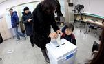 Mulher vota, ao lado da filha, em colégio eleitoral da Coreia do Sul. Cerca de 5 milhões de sul-coreanos já compareceram foram às urnas nesta quarta-feira (19) para eleger o novo presidente.



