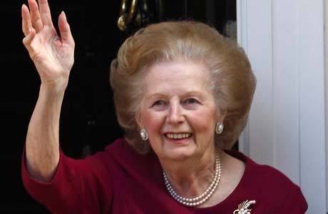 Em imagem de novembro de 2010, Thatcher acena para público em Londres