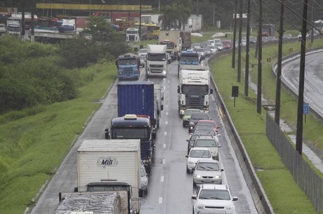 Régis Bittencourt registra tráfego lento no sentido Sul; 2 milhões de carros devem deixar a capital paulista no feriado de Carnaval
