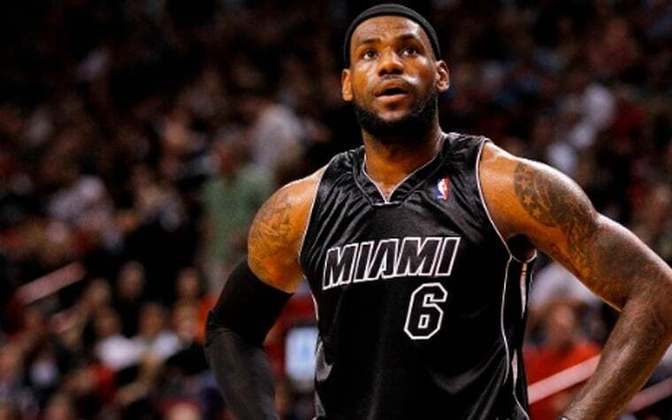 2012/2013 - LeBron James (quarto prêmio): ala (Estados Unidos) / Time: Miami Heat (campeão da NBA).