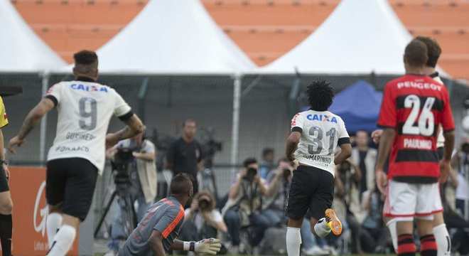 2013 - Corinthians 4 x 0 Flamengo - No dia do seu aniversário, o Timão goleou o Flamengo por 4 a 0, no Pacaembu. Com vários ex-corintianos no adversário, como André Santos, Elias e Felipe, o clube venceu com facilidade. Pato (2) Romarinho e Guerrero fizeram a festa da Fiel torcida.