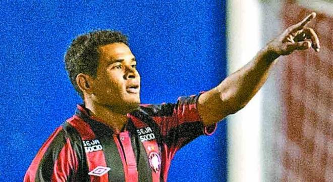2013 - Éderson, 21 gols (Atlético-PR): foram três gols pelo Fortaleza em 2018, seu atual clube. Na temporada passada ele retornou ao Furacão, mas não teve o mesmo sucesso de sua primeira passagem.
(Foto: Felipe Gabriel / Arquivo Lance!)

