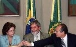 O presidente Lula, acompanhado do presidente do Congresso Renan Calheiros e da ministra Dilma Roussef, durante a cerimônia de assinatura da medida provisória de regulamentação da lei do FUNDEB(Fundo de Manutenção e Desenvolvimento da Educação Básica e de Valorização dos Profissionais de Educação), no Palácio do Planalto.