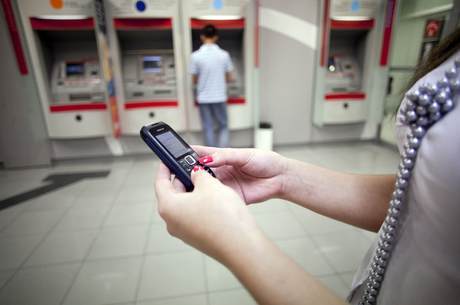 Confira as taxas antes de efetuar uma transferência