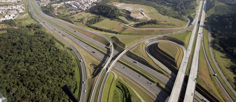 Imagem aérea da rodovia dos Bandeirantes e do trecho oeste do rodoanel Mário Covas, em São Paulo