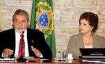 Ao lado da ministra Dilma Rousseff, da Casa Civil, o presidente Luiz Inácio Lula da Silva,coordena a primeira reunião ministerial do ano na Granja do Torto