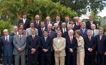 Luiz Inácio Lula da Silva, ao lado do vice-presidente, José Alencar, posiciona-se para foto oficial da reunião com governadores na Granja do Torto, residência oficial do presidente 