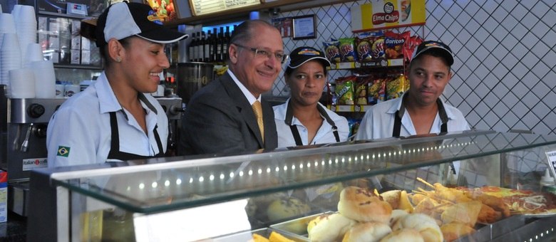 O governador de São Paulo, Geraldo Alckmin se passou por balconista em uma lanchonete no centro da capital paulista 
