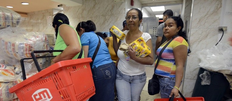 Venezuelanas tentam comprar produtos em falta nos supermercados
