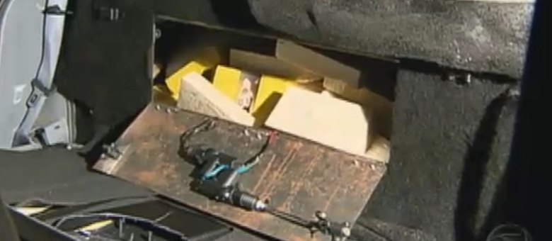 Droga foi achada em um compartimento secreto no carro, que era acionado com uma combinação de botões