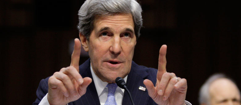 Secretário de Estado dos EUA John Kerry chega de surpresa em Bagdá em sua primeira viagem ao Iraque depois que assumiu o cargo 