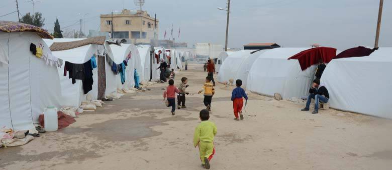 Crianças correm pelo campo de refugiados de Azaz
