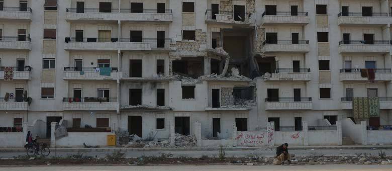 Prédio destruído em Aleppo: moradores ainda tentam levar a vida em meio à guerra