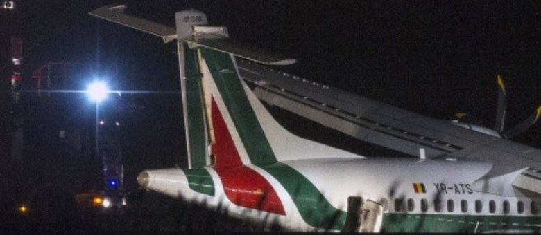A empresa aérea alegou que os 46 passageiros e os quatro membros da tripulação puderam ser retirados do aparelho com segurança
