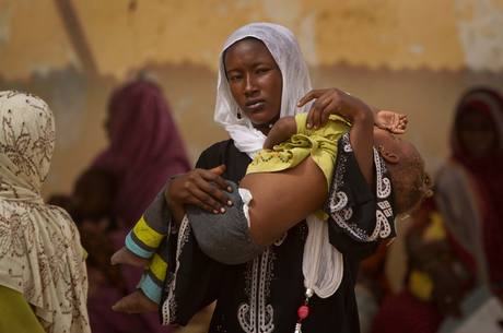 Mãe leva filha para mutilação genital no Mali
