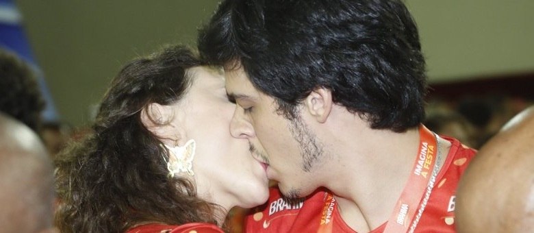 Mateus Solano e Paula Braun se beijaram muito na Marquês de Sapucaí: é o amor!