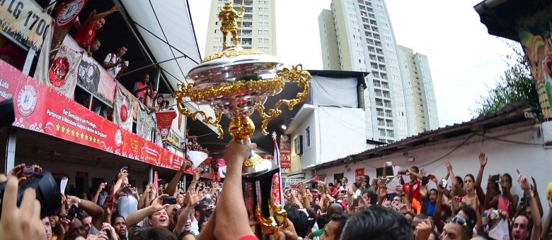 Taça do Carnaval é recebida com festa na quadra da Mocidade Alegre. Escola vai mudar de endereço para 2014