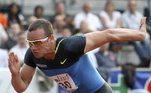 Medalhista paralímpico Oscar Pistorius durante prova dos 400 m