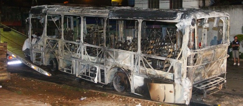 Dois ônibus foram incendiados na avenida Dona Belmira Marin, no bairro do Grajaú, zona sul de São Paulo, na noite desta quarta-feira