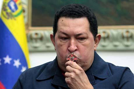 Chávez beija crucifixo no dia em que anunciou que iria viajar a Cuba para uma nova cirurgia