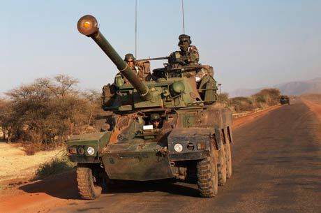 Militares franceses dirigem tanque na cidade de Hombori, no Mali