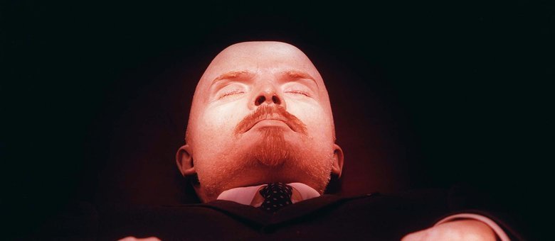 Lênin foi embalsamado logo após morrer, em janeiro de 1924. Desde então, seu corpo está exposto para visitação pública