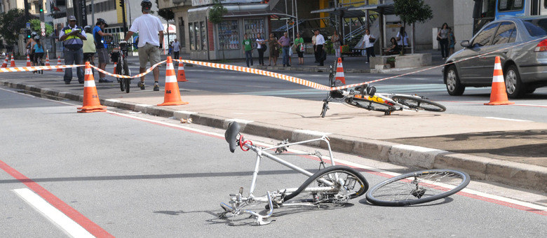 Ciclista foi atropelado na altura da rua Maria Figueiredo, sentido Paraíso