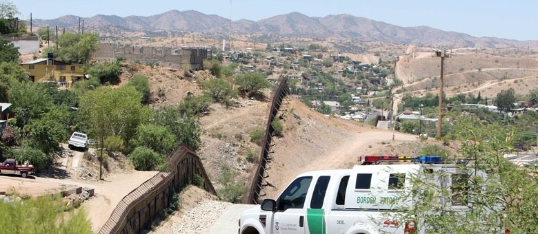 Patrulha norte-americana vigia a fronteira do país com o México
