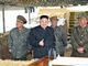 Nascido em 8 de janeiro de 1983,&nbsp;Kim
Jong-un é o terceiro membro de sua família que assume o comando da única dinastia comunista do
mundo. <br><br>Filho de Kim Jong-il, que governou o país de 1994 até sua morte, em dezembro de 2011, e Ko Young-hee, segunda mulher de seu pai, uma ex-dançarina que morreu de câncer
em 2004.<br><br>O atual líder também é neto
do considerado "eterno presidente" e fundador da Coreia do Norte, Kim Il-sung