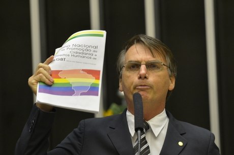 Bolsonaro é contra movimento gay e defende pena de morte