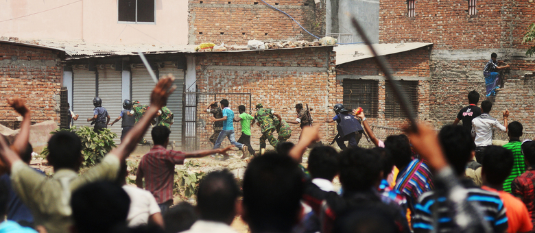 Policiais e membros das Forças Armadas correm de multidão enfurecida próximo ao local da tragédia