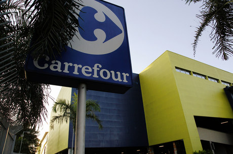 Carrefour anuncia compra de 30 lojas do grupo Makro no Brasil