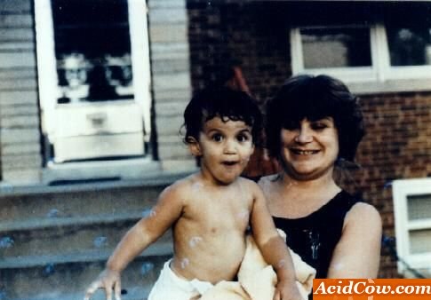 O marido tirou essa foto da esposa e filho quando eles se
mudaram para a casa nova, em Chicago, Estados Unidos. Quando eles revelaram a
foto, foi possÃ­vel ver o rosto de uma velha senhora e de um buldogue no reflexo
da porta