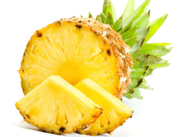 

Uma das frutas indicadas pela nutricionista
é o abacaxi. Ele é rico em potássio, magnésio e cálcio, com alto teor de
vitamina C:— O
abacaxi é rico em celulose, uma substância indispensável para o bom
funcionamento intestinal, e bromelina, outra substância que facilita a digestão
das carnes