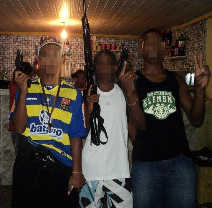 Traficantes do Rola ostentam armas e dinheiro na veja fotos