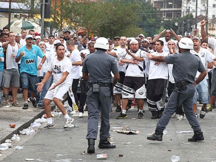 

A polícia teve trabalho para conter os ânimos exaltados dos
torcedores. Membros de uma torcida organizada do Santos chegaram a entrar em
confronto com os policiais

