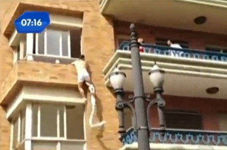 Enquanto casal discute na sacada, suposto amante pula a janela