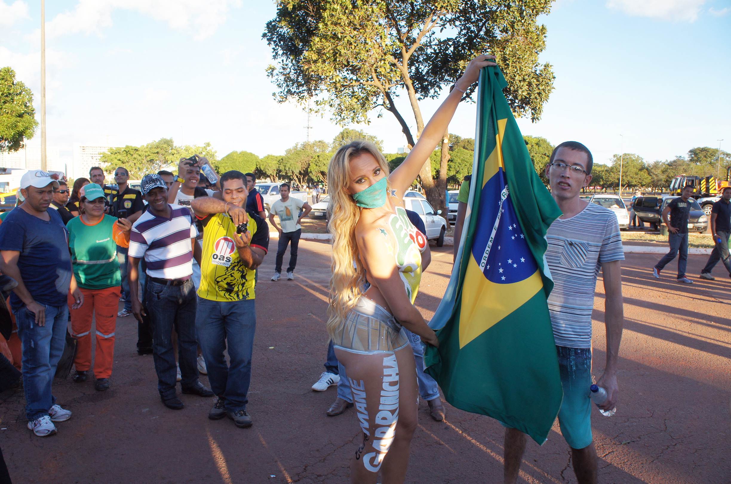 MC Bandida impressiona brasilienses com "fantasia" verde-amarela - Fotos - R7 Distrito Federal
